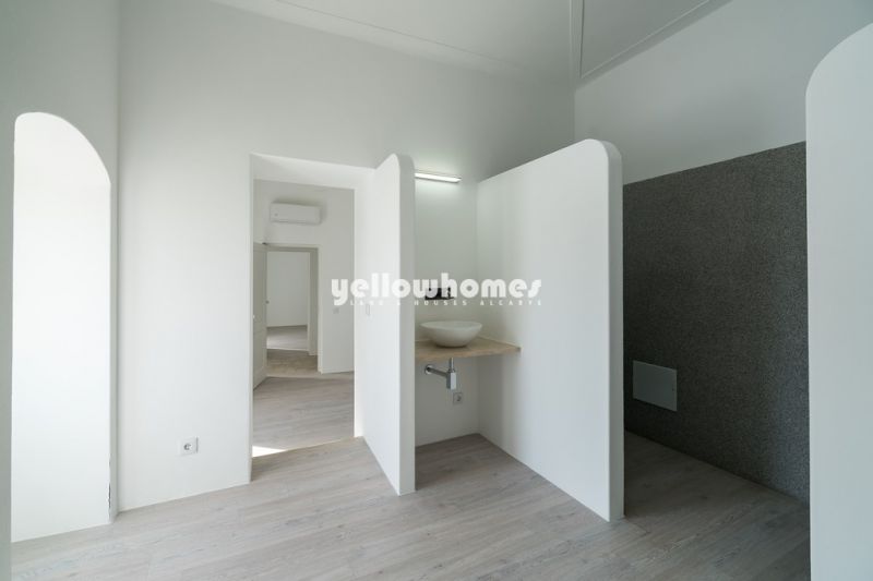 Propriedade clássica-moderna com casa de hóspedes e piscina 